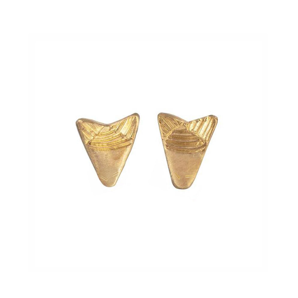 Gold-Stud-Earring-Arrow-Earring-closeup