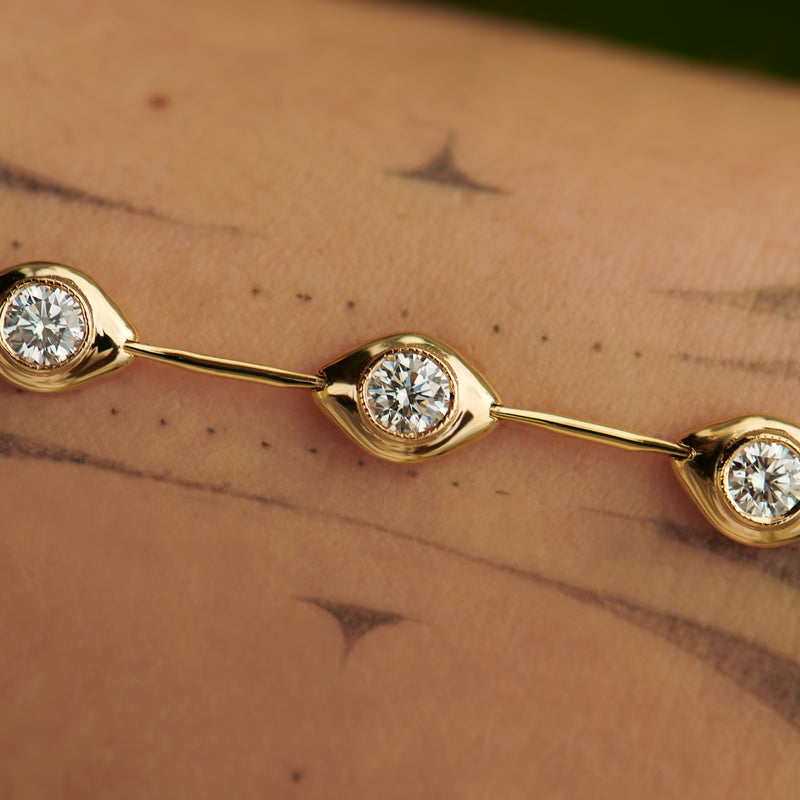    Minimalist-Daisy-Chain-Gold-Bracelet-with-White-Diamonds-TOP-SHOT