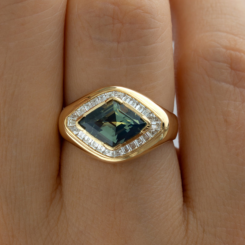 Aurora-Lozenge-Cut-Parti-Sapphire-_-Diamond-Ring-Closeup_c715c803-585c-46ec-b45b-c441799e654f