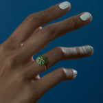 Canopy-Emerald-Pave-Gold-Detail-Statement-Ring-con-finger