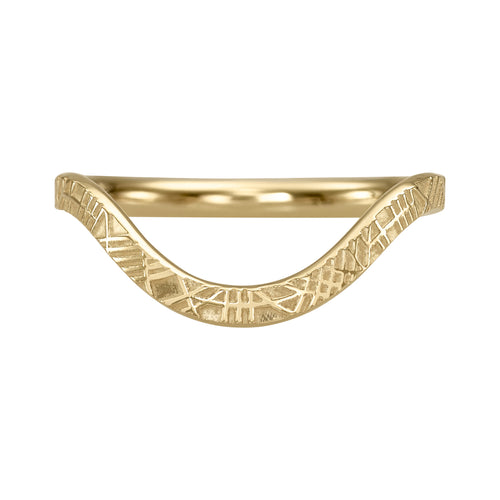 Curved-Geometric-Pattern-Gold-Wedding-Band-Packshot_5356bbe2-48c3-4ba3-8608-a31c2a7f7f77