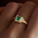 Emerald-Trapeze-Diamond-Art-Deco-Ring-side-shot