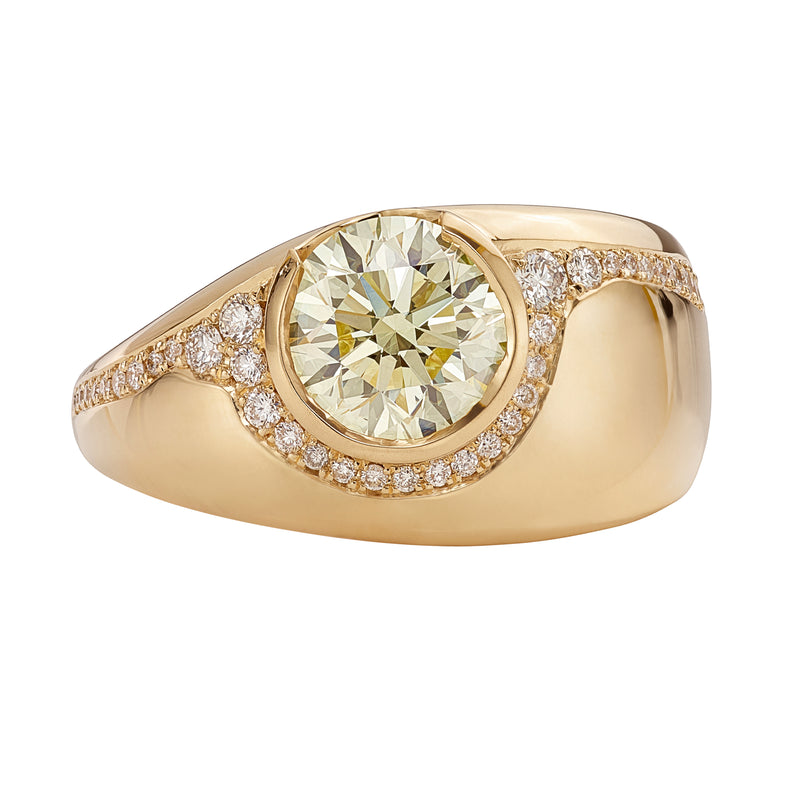 Fancy-Yellow-Brilliant-Diamond-Engagement-Ring-closeup