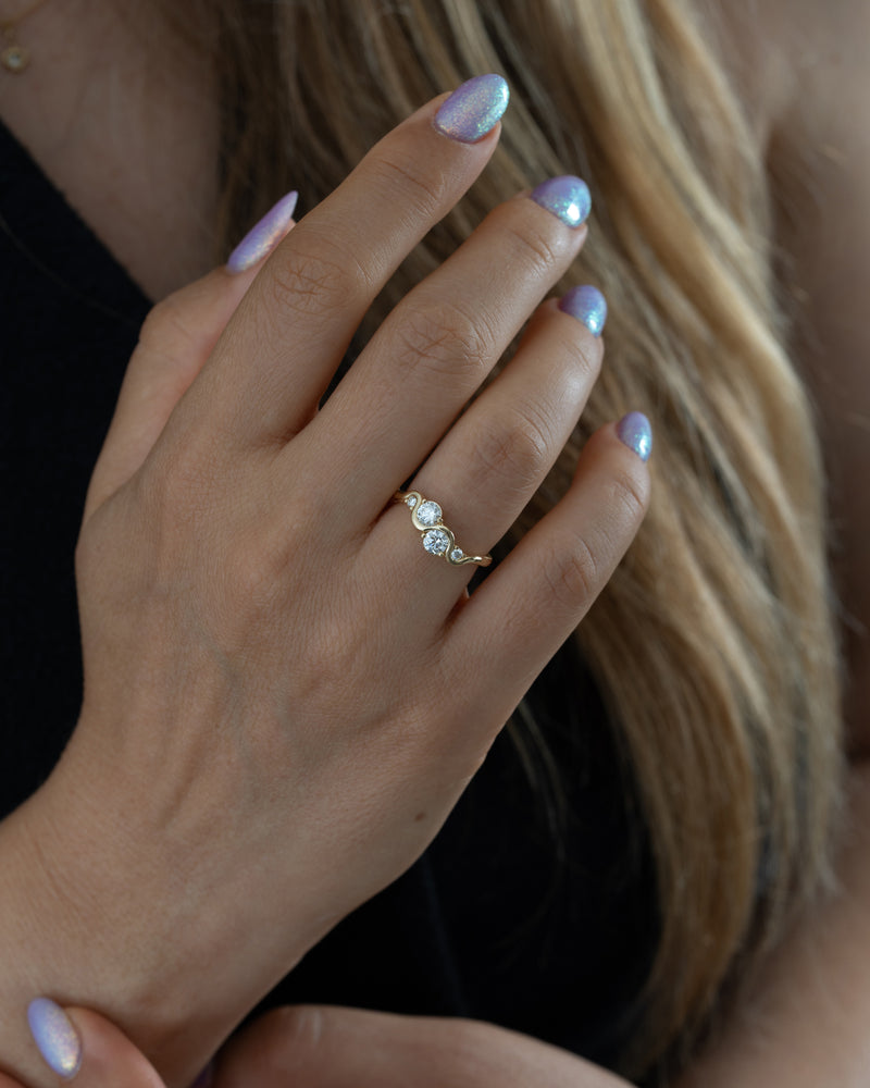 Oceania-Brilliant-Diamond-_-Gold-Ring-Styled