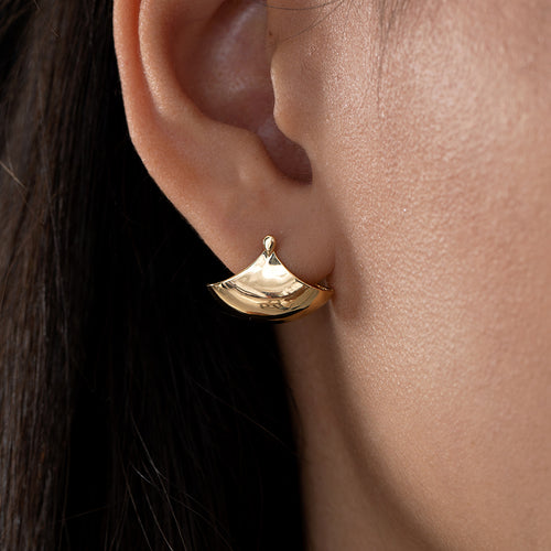 Solid-Gold-Huggie-Fan-Earrings-Closeup_b55cb067-87d7-45cd-9f28-fa6c18c82399