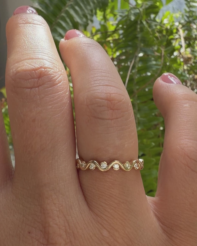 Floating_Diamond_Wave_Wedding_Band_in_18K_Gold_Video