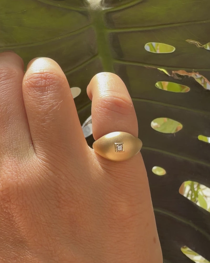 Brushed-Gold-Bombe-Ring-with-Carré-Diamond-Video