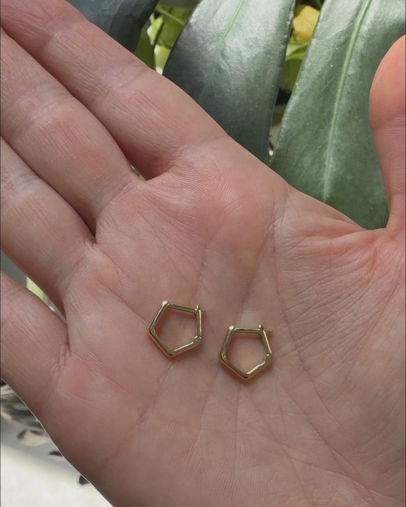 Pentagon-Huggie-Hoop-Earrings-in-18K-Gold-VIDEO