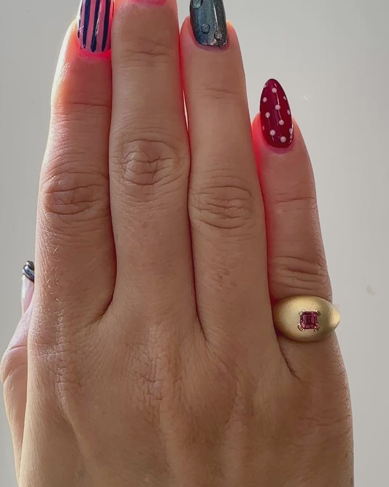 Brushed-Bombe-Ring-with-Padparadscha-Sapphire-in-18K-Gold-VIDEO
