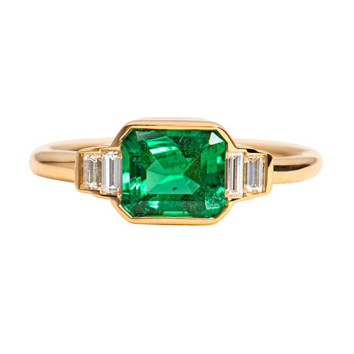 Art-Deco-Emerald-Engagement-Ring-with-Baguette-Diamonds-closeup