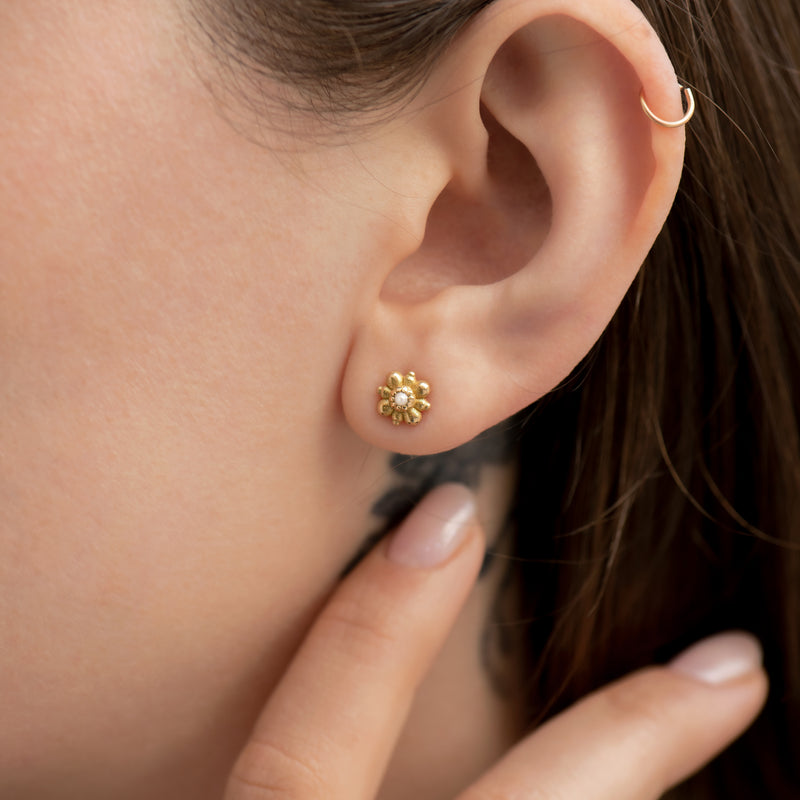 Dainty-Gold-Flower-Stud-Earrings-with-White-Seed-Pearl-gols-solid-18k