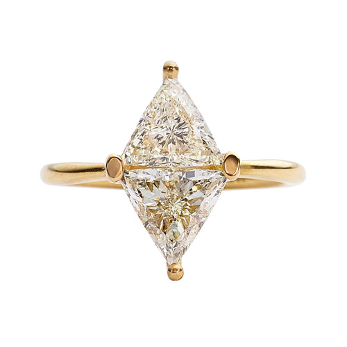 Diamond-Rhombus-Engagement-Ring-with-Triangle-Cut-Diamonds-closeup
