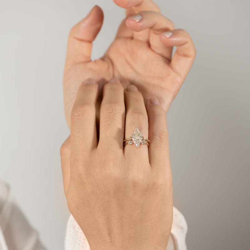Diamond-Rhombus-Engagement-Ring-with-Triangle-Cut-Diamonds-moment-top-shot-Dual-Diamond-Ring-Medium