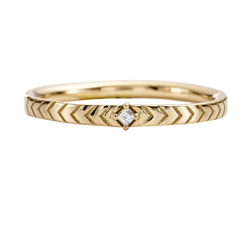 Engraved-Geometric-Wedding-Ring-with-a-Carre-Diamond-closeup