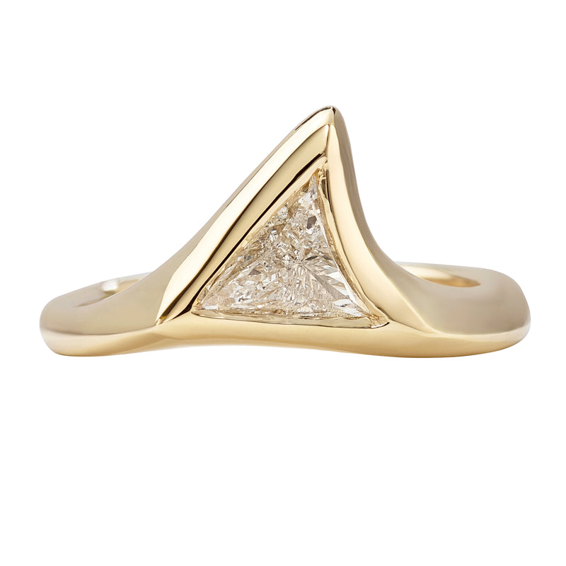 Fyn-Unisex-Triangle-Solitaire-Engagement-Ring-closeup