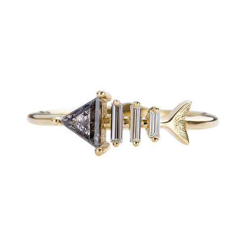 Gold-Fish-Bone-Ring-with-Triangle-and-Baguette-Cut-Diamond-closeup