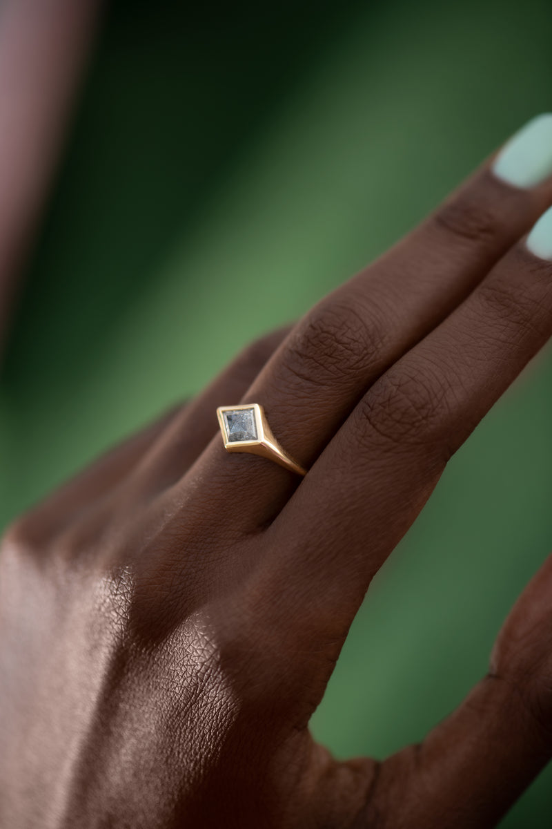 Kite-Diamond-Ring-with-a-OOAK-Salt-and-Pepper-Diamond-side-shot-solid-gold-18k