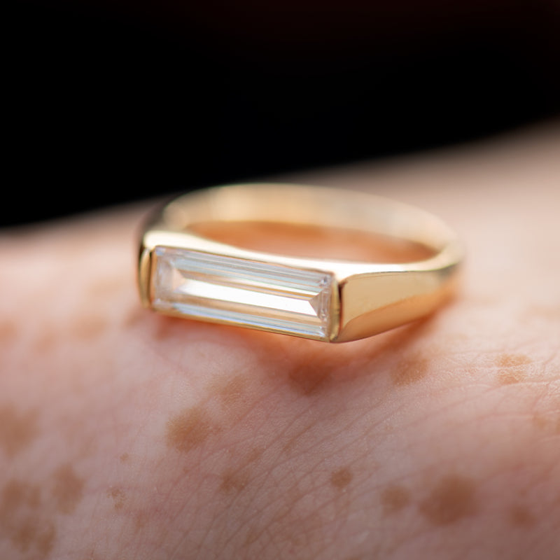 Minimalist-Solitair-Engagement-Ring-with-a-Baguette-Cut-Diamond-OOAK-side-closeup
