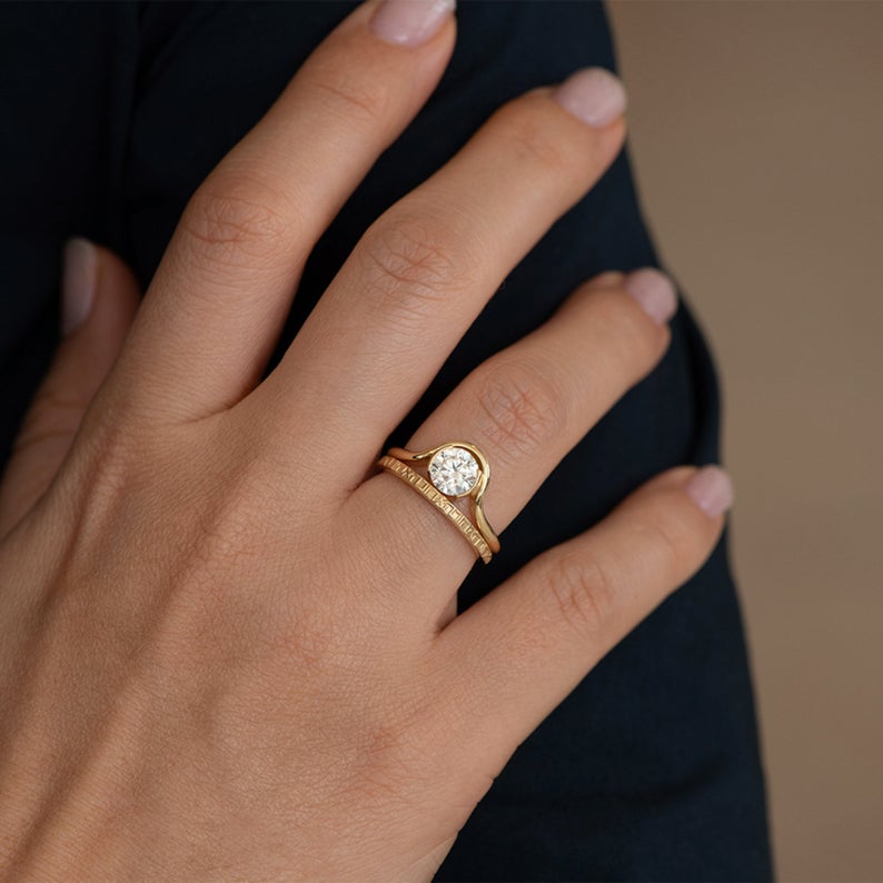Elegant 18 Karat Gold And Diamond Finger Ring