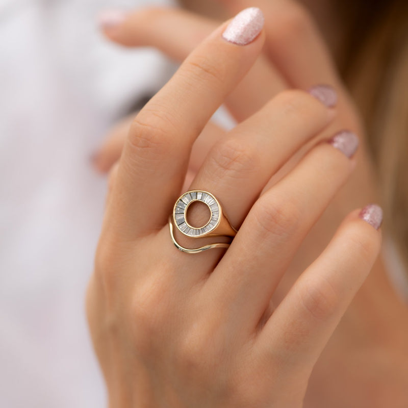 Single-Diamond-Curved-Wedding-Ring-in-set