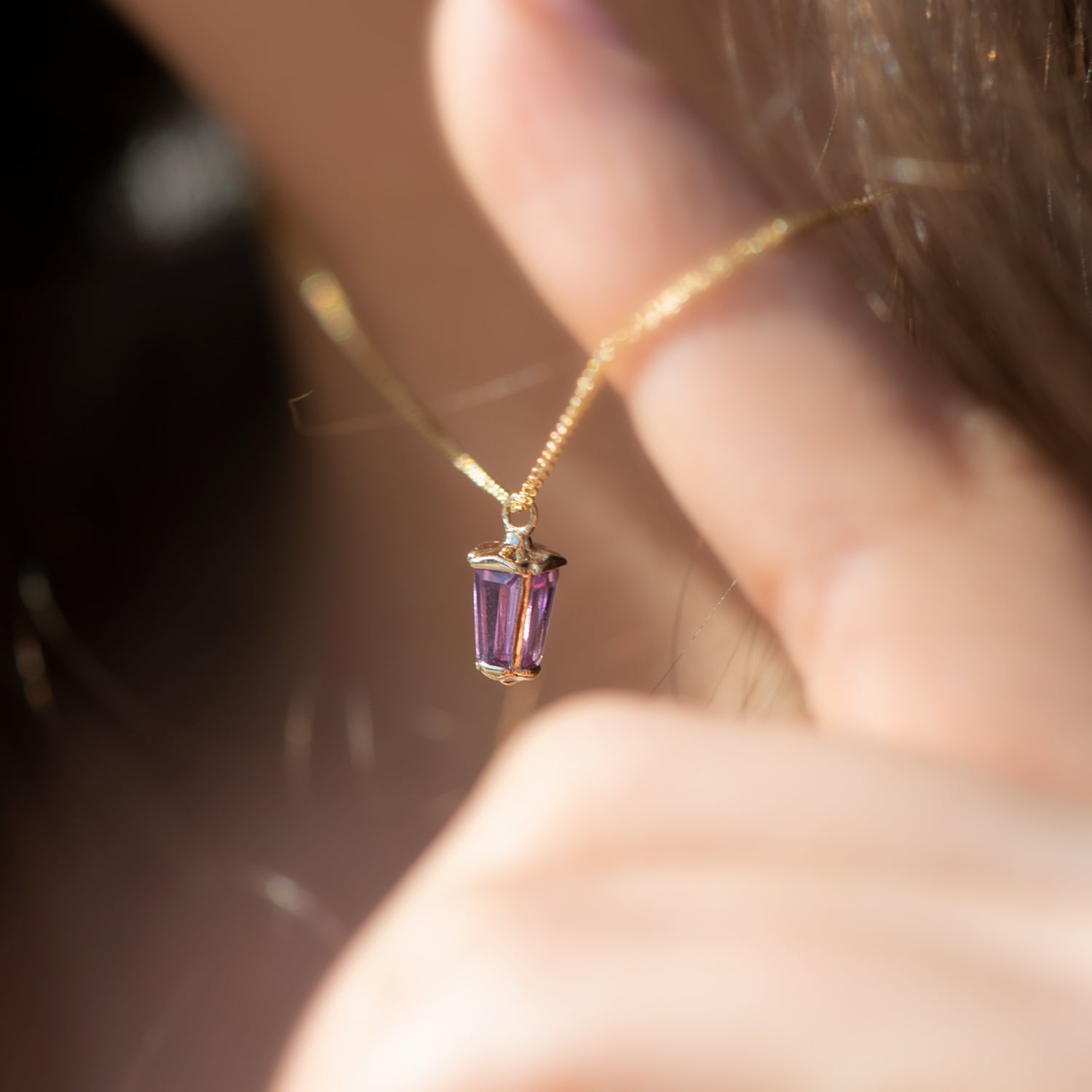 dainty-lilac-sapphire-lantern-pendant-in-solid-gold-side-shot
