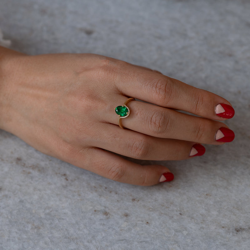 Floating Oval-Cut Emerald engagement ring8